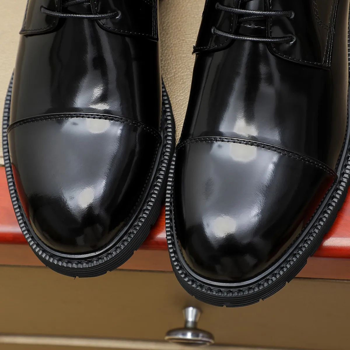 Men's shoes 💰660 💰 Louis Vuitton LV ® Autumn and Winter 🆕 models 🔛Full shoe counter First layer cowhide, 🐂Leather lined casual shoes for men, super soft outsole, essential for driving. Counter synchronization Original first layer cowhide Completely 1:1 mold customization 🌹Top version, 2 colors available! Number: 38-45 (37.46. Customized)